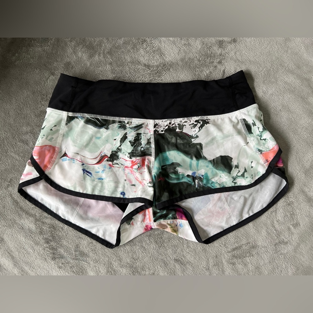 Lulumon Speed Shorts 4 way stretch 2.5" Size 4